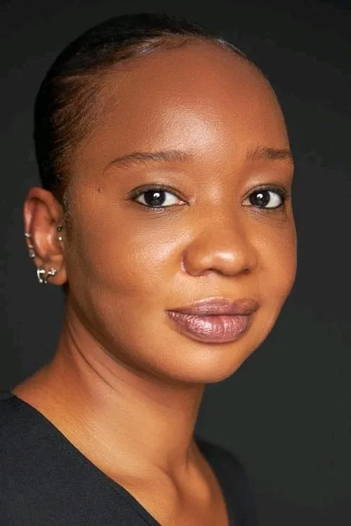 Najite Dede interpretando a Temilola Brisbee