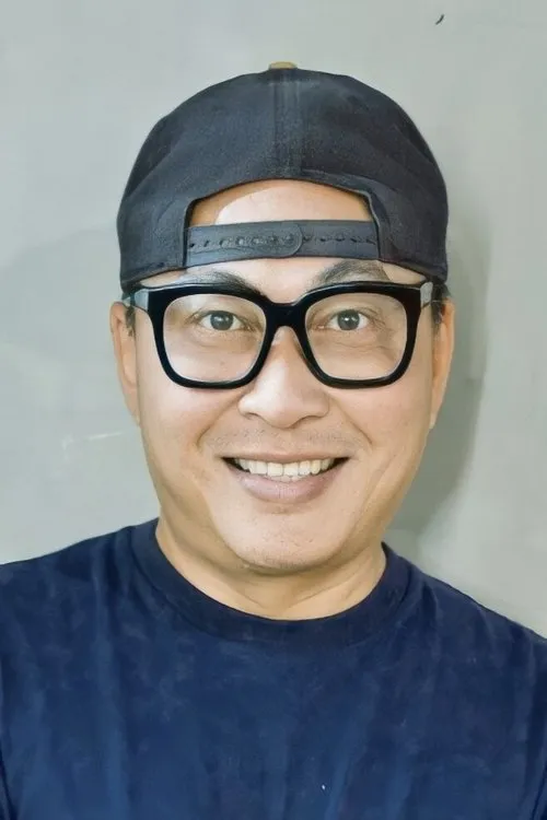 นาคร ศิลาชัย interpretando a Sgt. Roeng