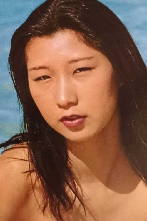 Nami Aoki interpretando a Masae Taura