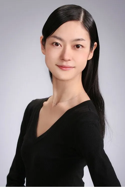 Nami Tsukamoto interpretando a Ryoko Ooyama
