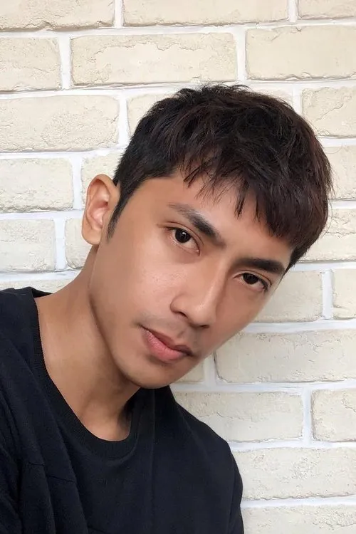 Nan-Chung Cheng interpretando a Detective