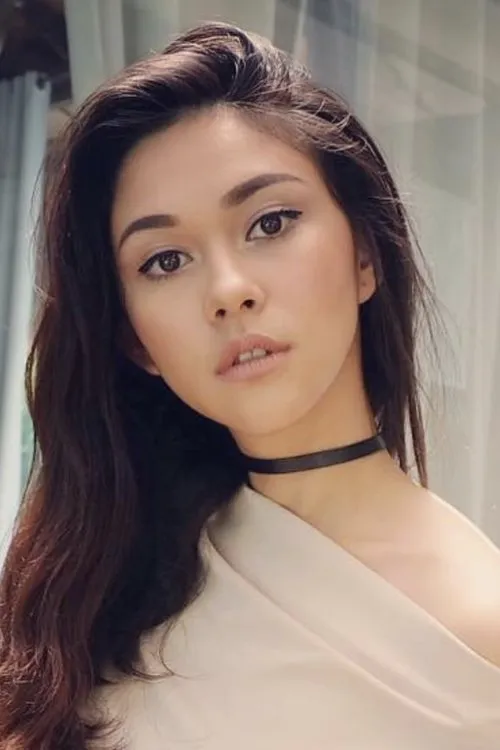 Nana Mirdad interpretando a Lisa