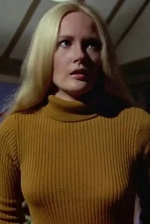 Nancy Barrett interpretando a Self