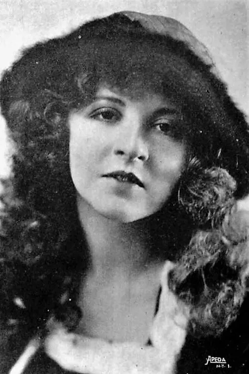 Nancy Deaver interpretando a Doraldina