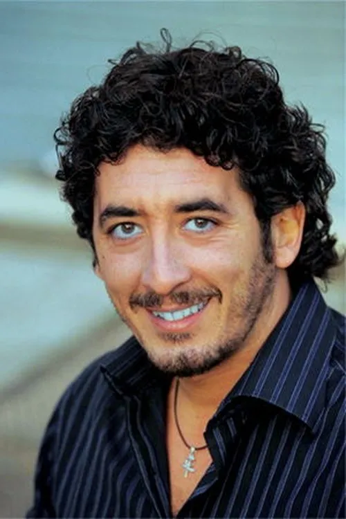 Nando Irene interpretando a 