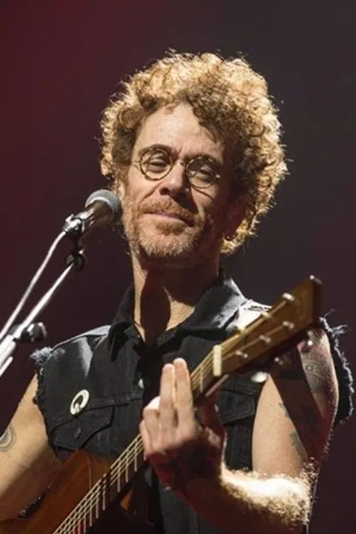 Nando Reis interpretando a 