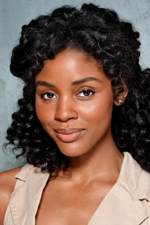 Naomi Baker interpretando a Tina Jackson