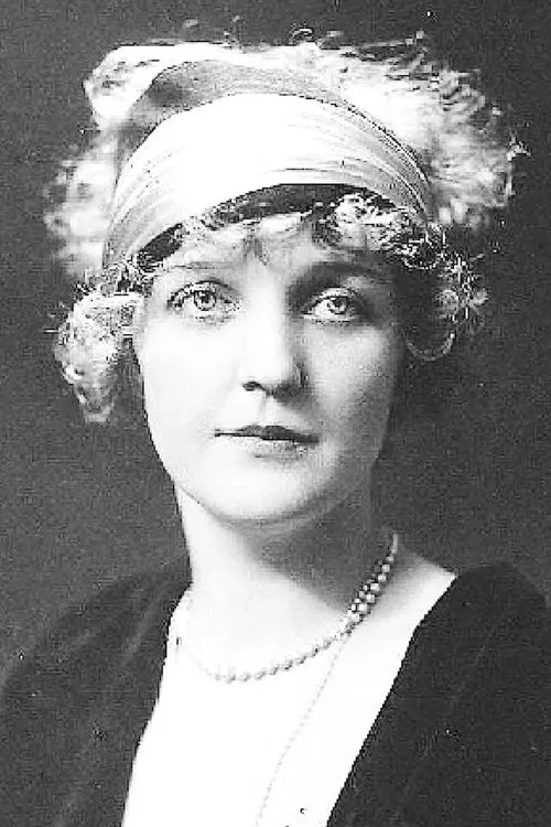 Naomi Childers interpretando a Kitty Beresford