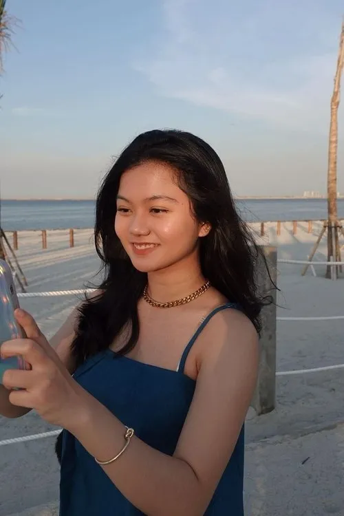 Naomi Ivo interpretando a Merie