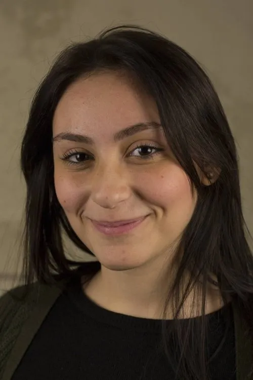 Naomi Piscopo interpretando a Tina Esposito