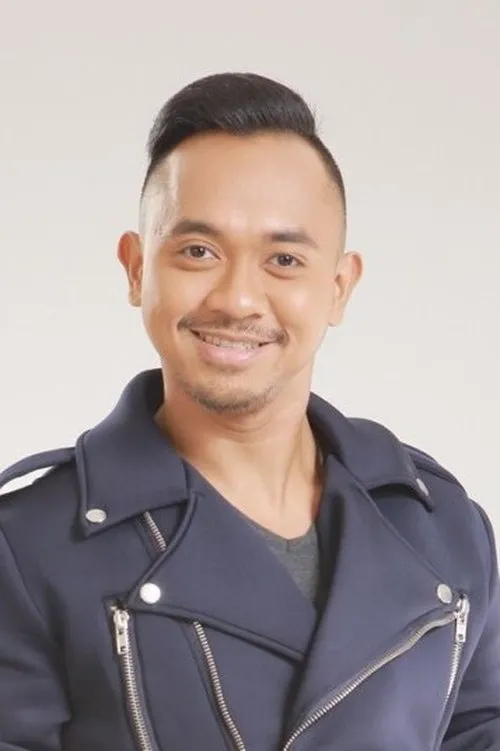 Nar Cabico interpretando a