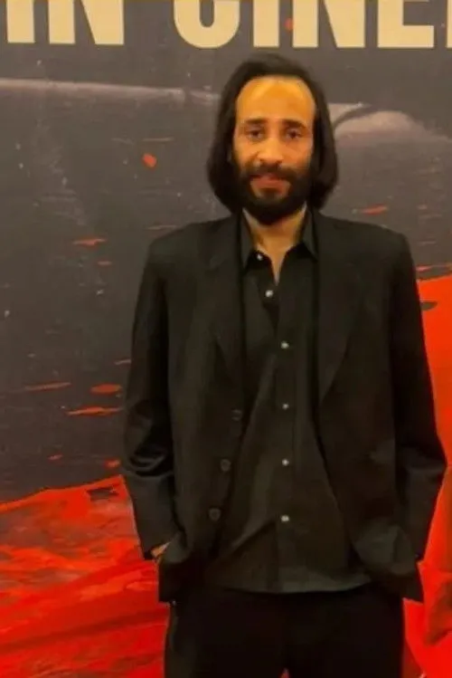 Saksham Raj ha trabajado con Naseem Mughal en 1 ocasiones