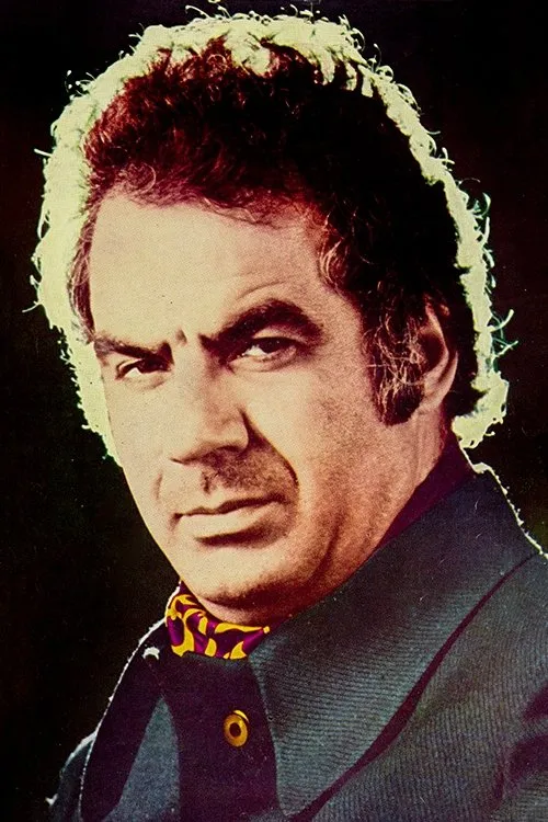 Naser Malek Motiee interpretando a 