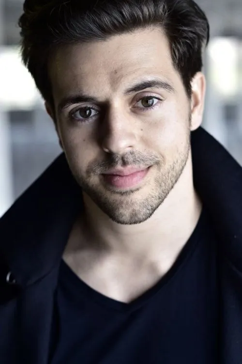 Nassim Avat interpretando a Aron Hurwitz