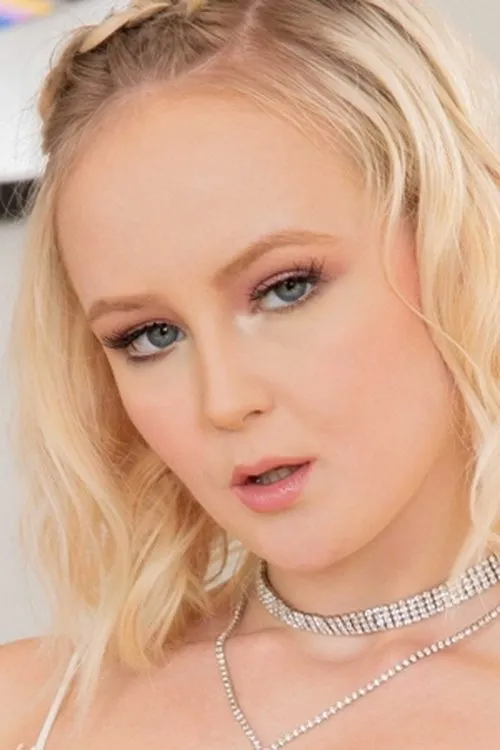 Natalia Queen interpretando a 