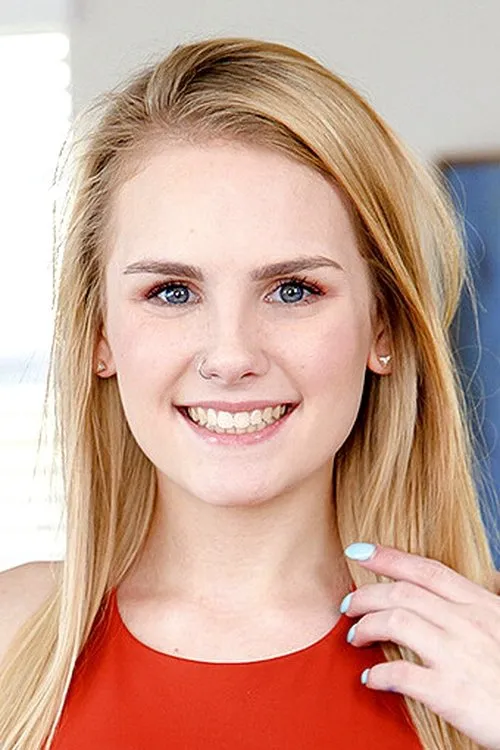 Natalie Knight interpretando a Millie, Mona's step-daughter