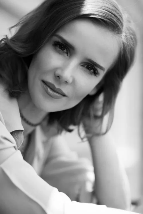 Natalie Lorence interpretando a Blonde Teller