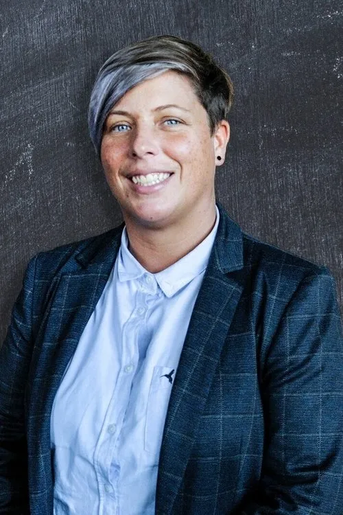 Natalie Pearson interpretando a Herself