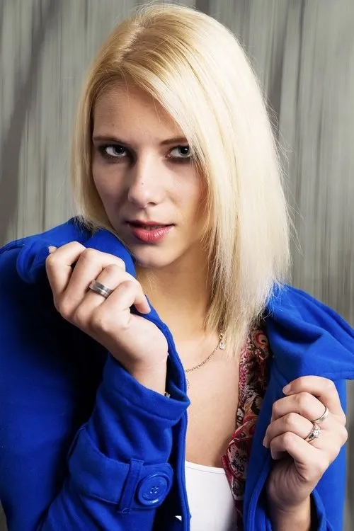 Natalie Uher interpretando a Eva