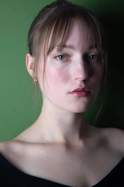 Natalya V. Wood interpretando a Young Woman