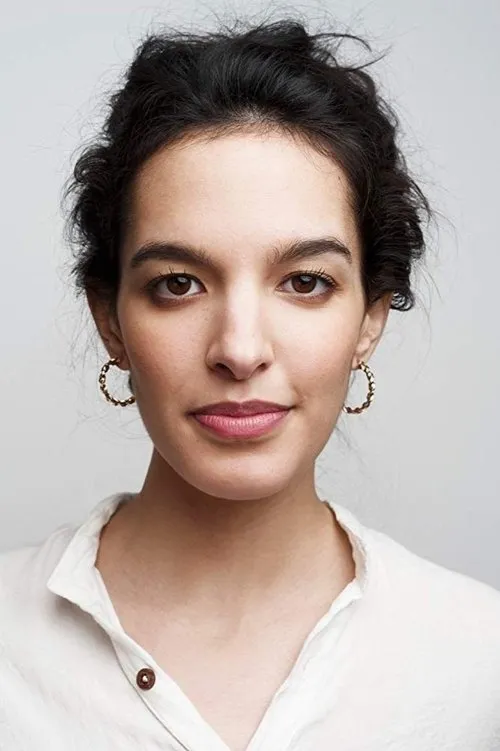 Natasha Atherton interpretando a Syeda