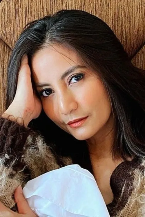 Natasha Dewanti interpretando a Mariana