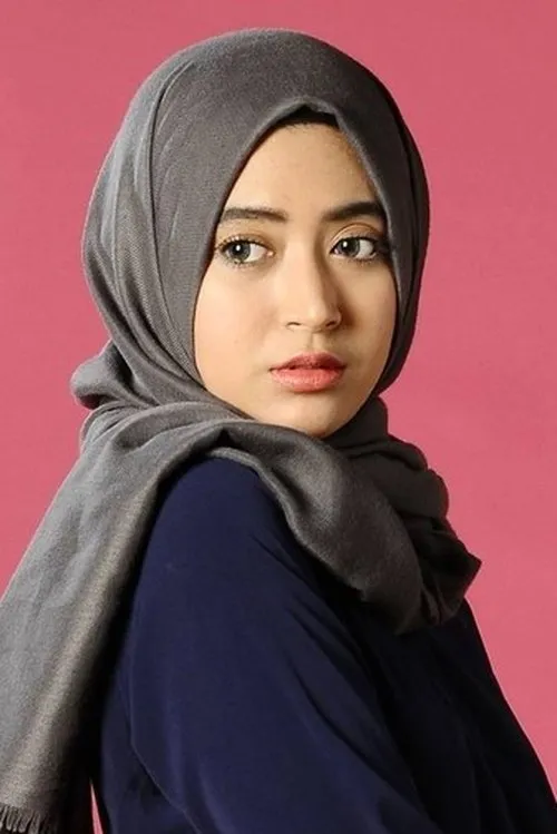 Natasha Farani interpretando a Nadya