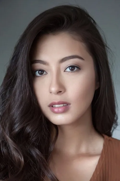 Natasha Gott interpretando a Marni