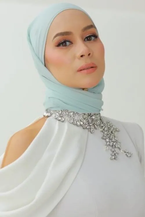 Natasha Hudson interpretando a Nasrin