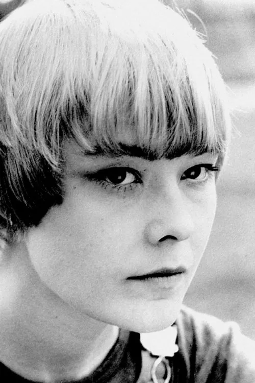 Natasha Pyne interpretando a Gwen