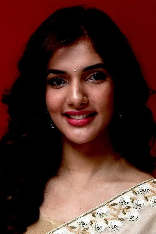 Natasha Singh interpretando a Waheeda