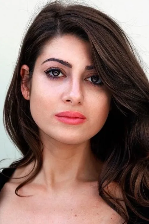 Natasha Sparkes interpretando a Gemma