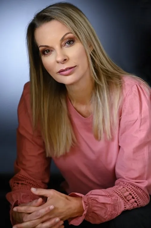 Natasha Sutherland interpretando a Marie