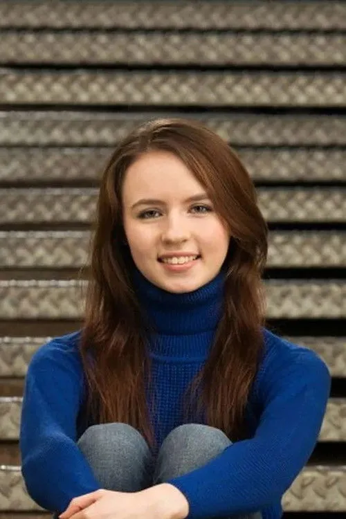 Natasha Watson interpretando a Alice