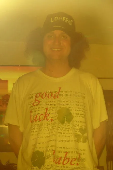 Nate Simon interpretando a narrator