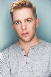 Nate Simpson interpretando a Sean