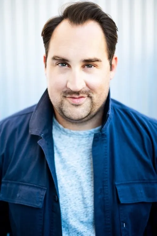 Nate Ward interpretando a David