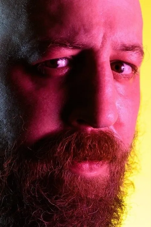 Nate Webb interpretando a 