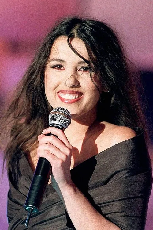 Nathalie Cardone interpretando a 