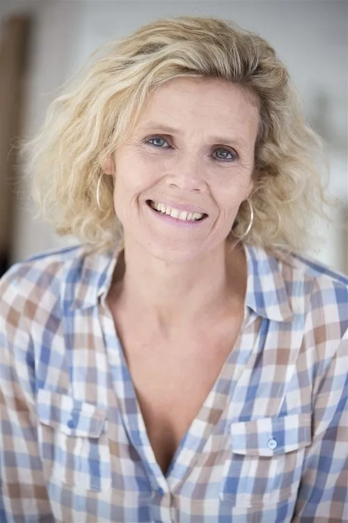 Nathalie Mann interpretando a La directrice de la maison de retraite