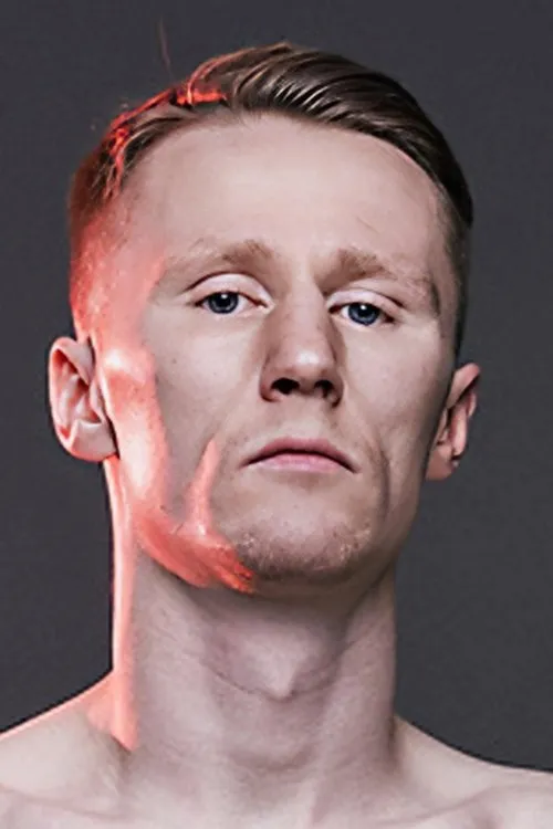 Nathan Bennett interpretando a Self