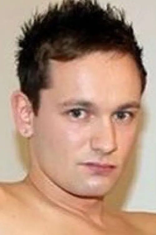 Nathan Brookes interpretando a