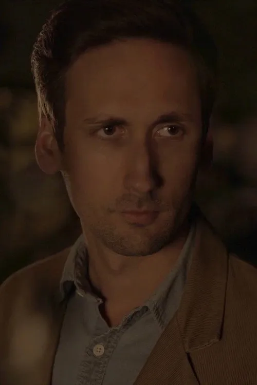 Nathan Champion interpretando a Ernest