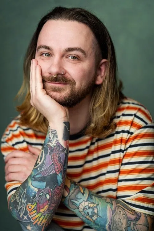 Nathan J Lloyd interpretando a Gary