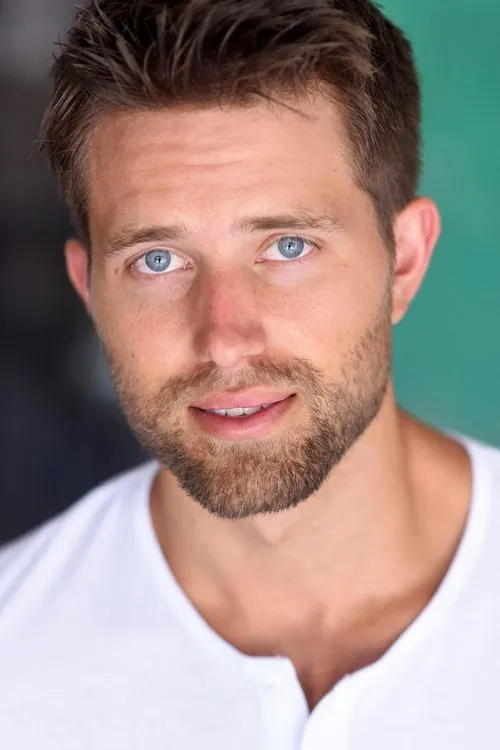 Nathan Kehn interpretando a Beau Hawkes