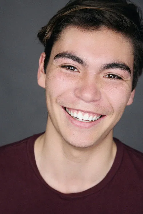 Nathan Lampl interpretando a Peter