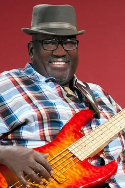 Nathan Watts interpretando a Bass Guitar