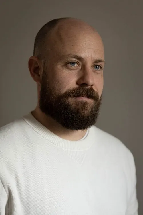 Nathanael Chadwick interpretando a 