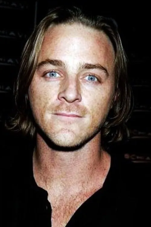 Nathaniel Dean interpretando a Sergeant Hallett