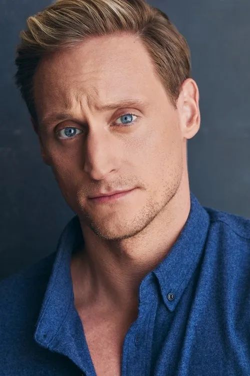 Nathaniel Dolquist interpretando a Bro Shark